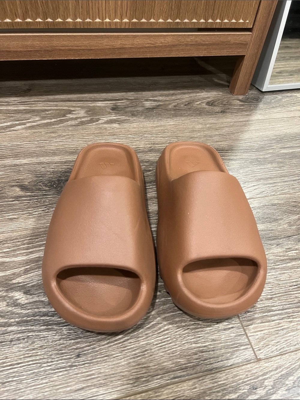 Yeezy Slides Brown sz 6